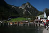 914245_Bootsanlegestelle von Knigsseehafen Bilder in Seebucht unter Grnstein mit Touristinnen am Ufer Foto knipsen