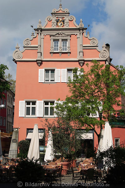 Konstanz Kneipe Biergarten unter alter Architektur Hausgiebel Image
