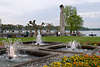 601109_ Konstanz Park Foto am Hafen, grne Flchen mit Fontnen an Seepromenade vor Konzilgebude