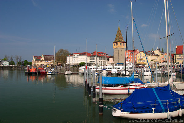 Bodensee Lindau Hafen Schiffe Leuchtturm Mangturm Segelboote vor Altstadt am Wasser