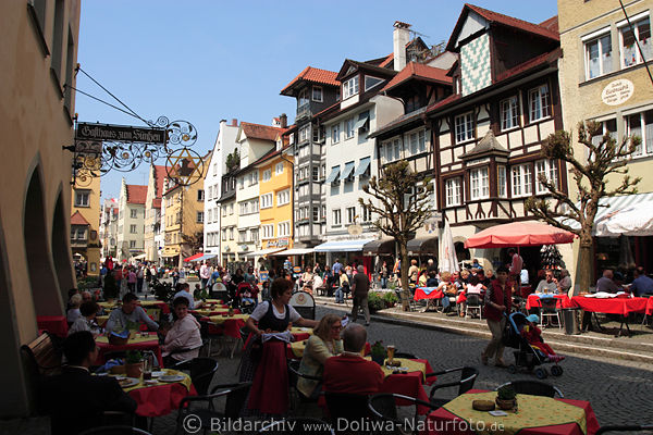 Lindauer Altstadt am Snfzen in Maximilianstrae Menschen Flaniermeile um Fachwerkhuser