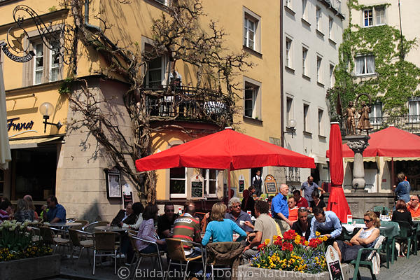 Restaurant Strassencaf Lindauer Altstadt Bild Brstergasse Touristen beim Italiener am Brunnen