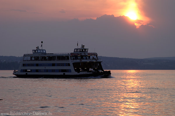 Schiff Fhre Meersburg-Konstanz bei Sonnenuntergang auf Bodensee Stimmung