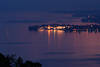 Bodensee Nachtblick auf Insel Lindau Lichter Spiegelung in Wasser lila-blau Stimmung
