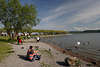 601494_ Radolfzell Foto, Zeller See Strand Bild mit Menschen & Wasservögel in Bodensee Landschaft Fotografie