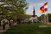601504_ Radolfzell am Bodensee Allee und Cafe mit Touristen am Hafen vom Zeller See & Münsterblick