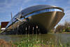 1700117_ Universum Bremen elliptisches Bauwerk Foto wie Wal im Wasser Teich grner Ufer
