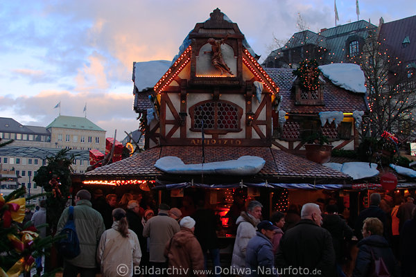 Weihnachtsstand & Menschen beim Bummeln in Hansestadt Bremen Strassenfest Weihnachtszeit