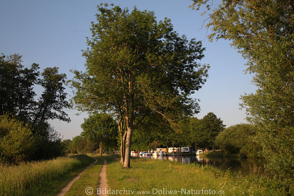 Worpswede Wanderweg entlang Hamme Natur mit Camping am Wasserufer