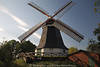 1100764_Alte Worpsweder Mühle Bild Windflügel Frontansicht Nahaufnahme auf Erdhügel im Seitenlicht