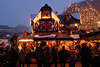 Weihnachtsmarkt Advent-Romantik Bremer Feststand Abendlichter Nebelstimmung mit Menschen