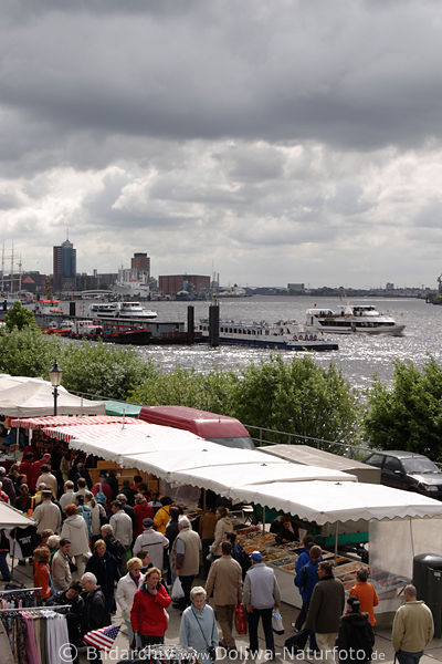 Hamburg Fischmarkt Marktstnde am Elbufer Sonntagsbummel mit Wasserbrise in Hafenpanorama