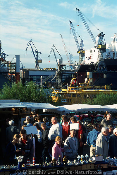 Fischmarkt Menschen-Bummel Werftkrne Hafen Hamburg Besucher