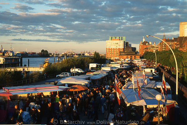 Hamburg Fischmarkt Sonnenaufgang Rotlicht Stimmung Elbufer Menschen Hafen Panorama
