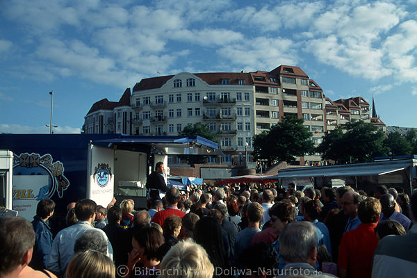 Fischverkufer Hamburger Fischmarkt schreiend in Menge