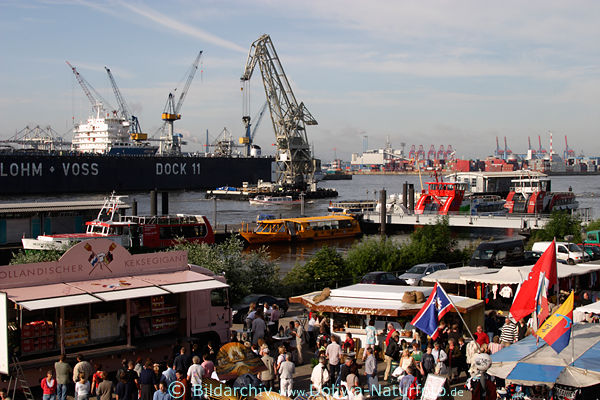 Hamburg Fischmarkt Menschenbummel Elbe-Schiffe Hafenkrne hinter Keksegigant
