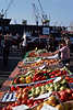 0227_Fischmarkt Obststand, bunte Gemüsesorten, Schiff in Hafendock Kräne Elbe Hafenmarkt in Hamburg Foto