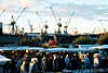 2853_Fischmarktbummel vor Werftkränen in Hamburg Foto, frühe Sonntagsstunden an Elbe Hafenmarkt