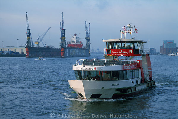 Schiff Harmonie Elbfahrt in Hamburger Hafen Schnellboot vor TrockenDock Werftkranen
