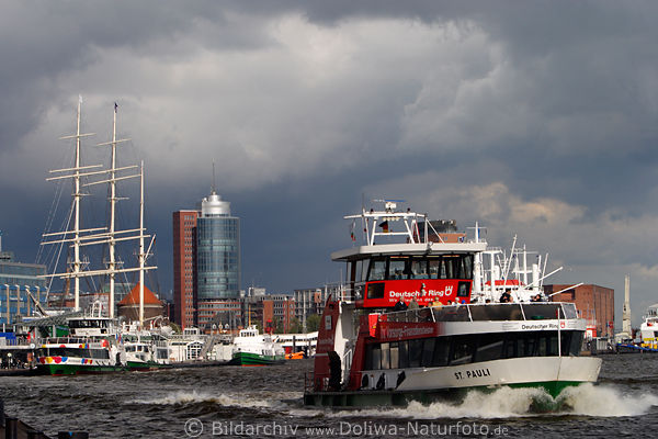Schiff St. Pauli Fahrt auf Elbe vor Hamburger Hafen Wetterstimmung
