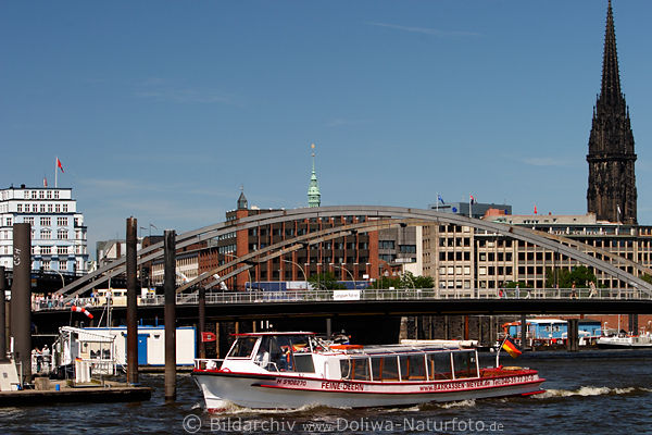 Feine Deern Barkasse Hafenrundfahrt vor Niederbaumbrcke in Hamburg