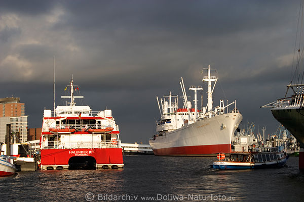 Katamaran Halunder-Jet, Barkasse, Cap San Diego Baumwall Hafen Hamburger Abendstimmung