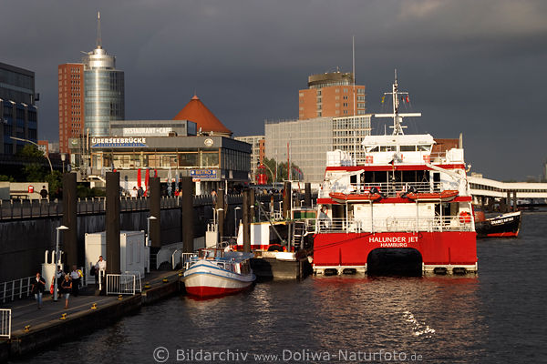 Hamburger Hafen Abendstimmung an berseebrcke Katamaran Halunder-Jet