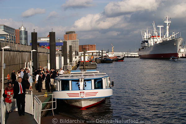 Hamburg Hafenrundfahrt Touristen an Kai Barkasse-Ausflug