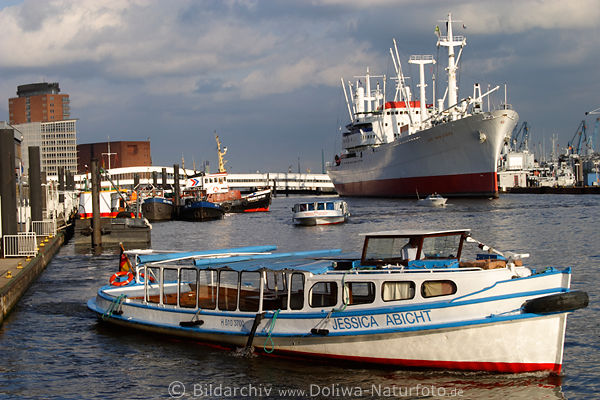 Barkasse Jessica Abicht Ausflugsboot auf Elbe Hafenfahrt Fotografie vor Cap San Diego