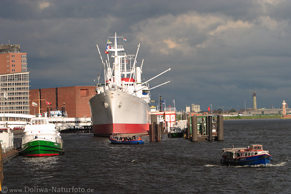 Barkassen Paar Schiffe wie Nordsee-4 Fahrt auf Elbe Hafenausflug vor Cap-San-Diego
