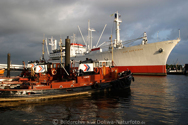 Cap San Diego Schlepper in Hafen Hamburg Abendstimmung