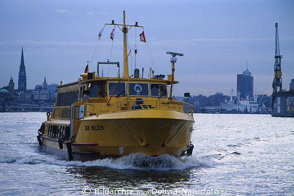 Schiff Jan Molsen gelber Linienschiff Bild Boot auf Elbe Wasserfahrt in Hamburg Landschaft am Hafen