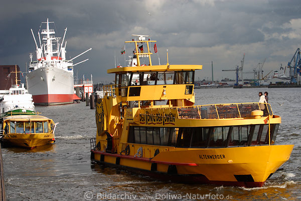 Altenwerder Schiff gelb Schnellboot Fahrt auf Elbe
