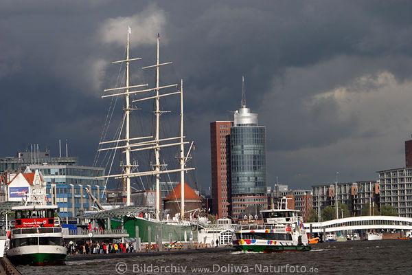 Hamburger Hafen Schiffe am Baumwall / Landungsbrcken rundes Hochturm Kehrwiederspitze