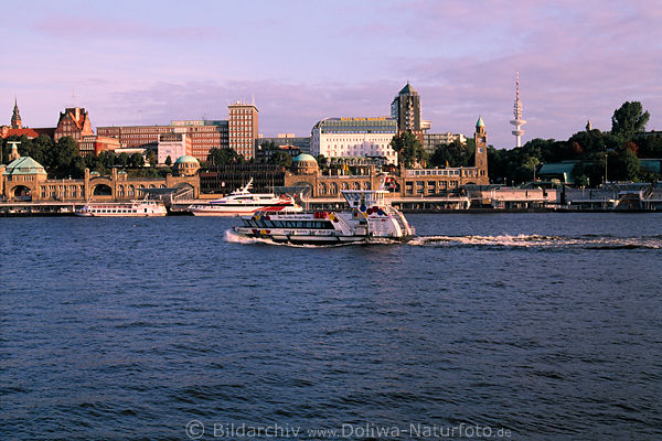 Schiff in Elbwasser vor Hamburg Skyline Morgendmmerung Sdblick nach Sonnenaufgang