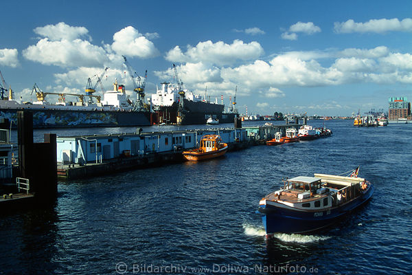 Barkasse Boot mit Touristen im Elbkanal Landungsbrcken / Fischmarkt Hafen Hamburg