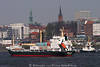 600339_ Heimglimt aus Kingstown in Hamburg, kleines Containerschiff auf Elbe Fahrt vor Stadtpanorama