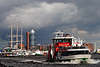 51779_ Schiff St. Pauli Foto in Fahrt auf Elbe vor Hamburger Hafen Foto in Wetterstimmung