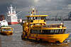 51805_ Altenwerder Schiff, gelber Linienschiff, Schnellboot in Fahrt auf Elbe an Hamburger Landungsbrücken