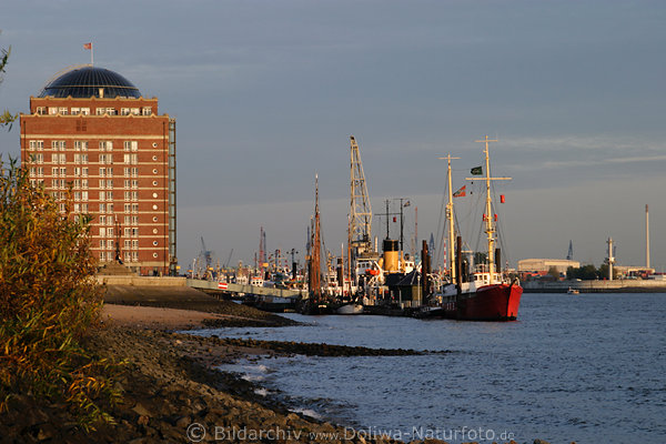 velgnne Elbufer Museumshafen Schiffe Hamburger Wasserkste Abendlicht am Hochhaus