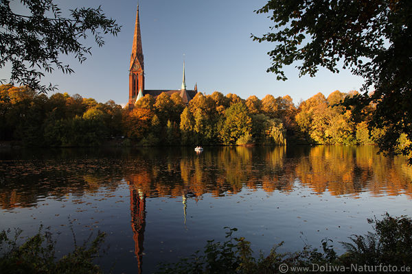 Hamburg Herbst am Kuhmhlteich Alsterwasser um Kirche Sankt Gertrud