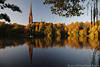 Kuhmhlteich Herbststimmung Foto am Alsterwasser um Kirche Sankt Gertrud in Hamburg