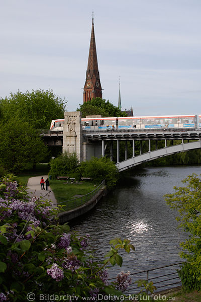 Kuhmühlteich Frühling Spazierweg mit Paar unter U-Bahn-Brücke Uhlandstrasse Parkallee am Eilbekkanal