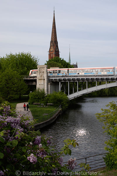 Kuhmhlteich Frhling Spazierweg mit Paar unter U-Bahn-Brcke Uhlandstrasse Parkallee am Eilbekkanal