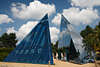 808204_ Klein Flottbek Botanischer Garten Besucher in blauer Pyramide von Shaikh Zayeds Wstengarten