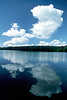 2796_Wolkenstimmung am Ltjensee Gewsser bei Trittau Naturfoto ruhiger Wasserlandschaft Wolken-Spiegelung in Wassertafel