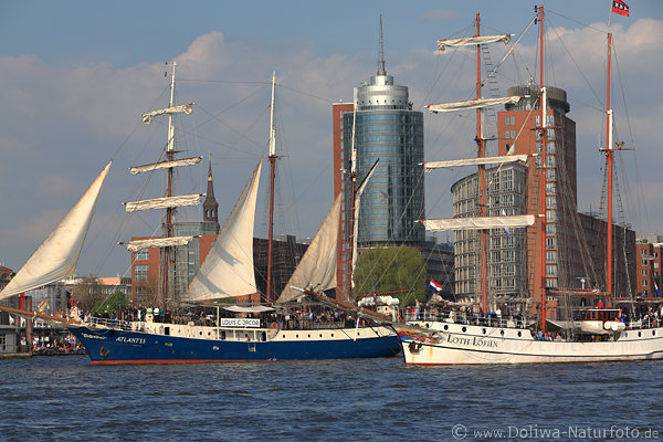 Atlantis Schiffsparade vor Hochtrmen Hamburg Hafen