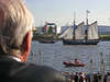 Hafengeburtstag Foto, Elbblick über die Schulter eines Mannes von Landungsbrücken auf Schiffe