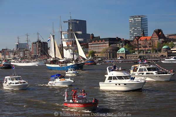 Schiffsparade Hamburg Hafengeburtstag Boote Elbe bei Landungsbrcken Panorama