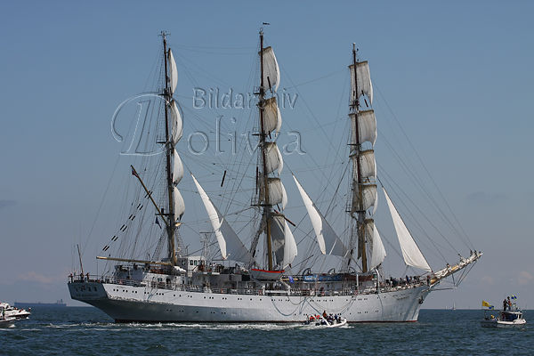 Dar Mlodziezy polnischer Segelschulschiff Wasserfahrt unter Segeln auf See